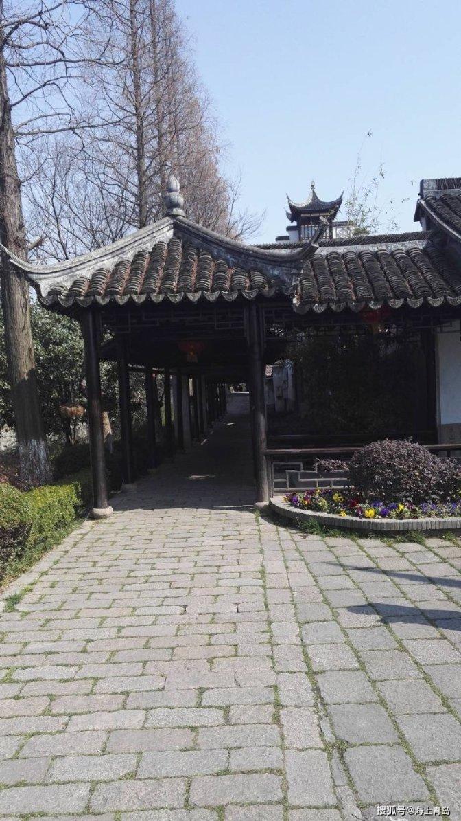 逃离昏暗下的小村