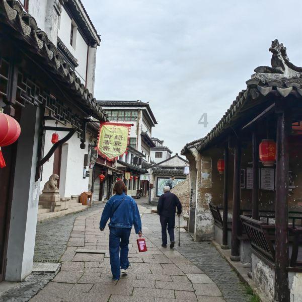 蹦床公主何雯娜:19岁夺奥运冠军,和陈一冰拍婚纱照,现状如何?