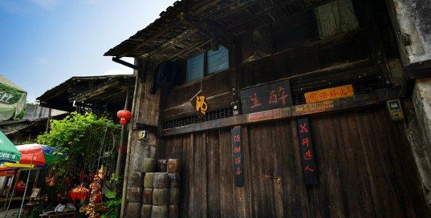 上海阿婆在草丛捡到一黑人男婴，好心收留抚养20年，现状如何？